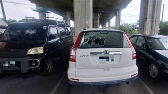 找嘸哥怒砸11車！暴怒男衝姊家縱火下場糗