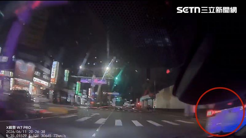 白色嫌犯車輛在前方內側車道高速蛇行，隨後猛烈向右急切，企圖擺脫警方，才失控釀禍。（圖／警方提供）