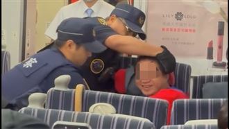 悠遊卡搭台鐵拒補票　國旗男T還襲警遭逮