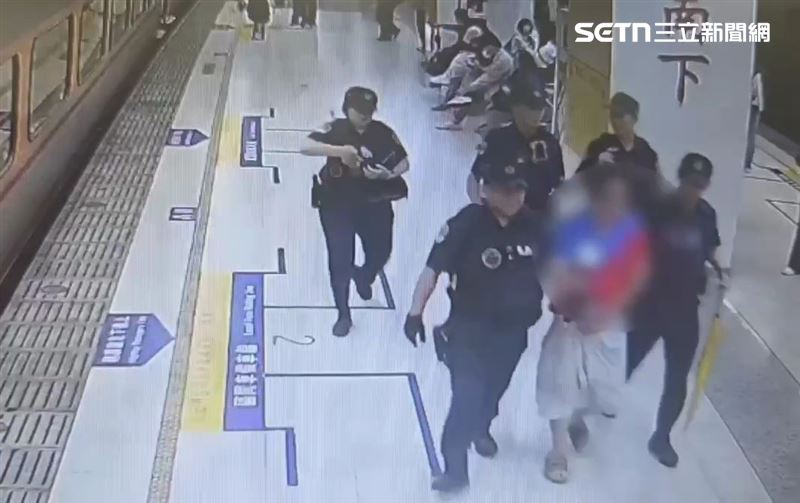 北市李男揮拳打傷鐵警被依妨害公務現行犯逮捕。（圖／翻攝畫面）