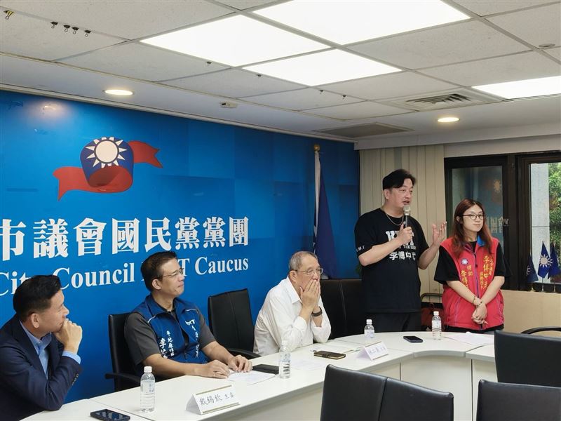國民黨4連任的山地原住民台北市議員李傅中武(右2)涉詐領助理費案不選了，國民黨台北市黨部13日宣布，徵召其女兒李傅鈺婷（右1）參選第15屆台北市議員山地原住民席次（圖／國民黨台北市黨部提供）
