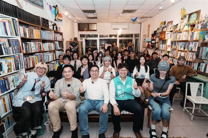 民進黨青年部前往中壢舉辦「地方執政好人才」巡迴講座,邀請桃園市長參選人黃世杰與青年朋友面對面交流。(圖/民進黨青年部提供)