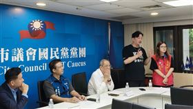 國民黨4連任的山地原住民台北市議員李傅中武(右2)涉詐領助理費案不選了，國民黨台北市黨部13日宣布，徵召其女兒李傅鈺婷（右1）參選第15屆台北市議員山地原住民席次（圖／國民黨台北市黨部提供） 