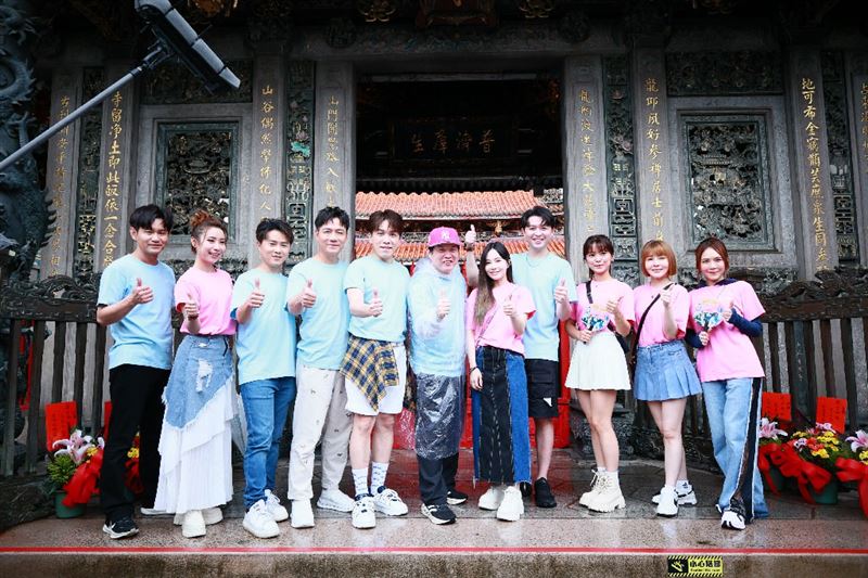吳俊宏(左起)、陳怡婷、陳孟賢、陳隨意、許志豪、康康、杜忻恬、李子森、翁鈺鈞、蕭玉芬、吳申梅到龍山寺祈福慶祝開播兩週年。(圖/中視提供)