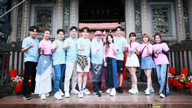 吳俊宏（左起）、陳怡婷、陳孟賢、陳隨意、許志豪、康康、杜忻恬、李子森、翁鈺筠、蕭玉芬、吳申梅到龍山寺祈福慶祝開播兩週年。(圖／中視提供)
