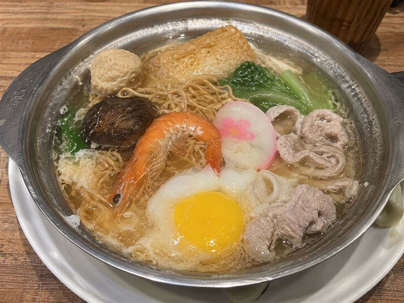 營養師陳葳點名5種常見主食，看似清淡卻可能暗藏熱量陷阱，例如水餃、鍋燒意麵。（圖／AI製圖）