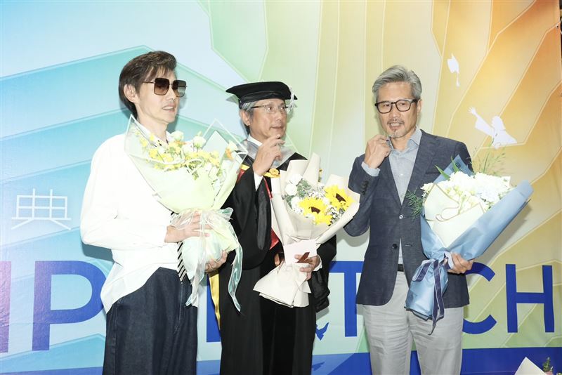 之前包小柏(中)博士畢業典禮,包小松、包偉銘也一同到場,三兄弟難得公開同台。(圖/記者田俊彥攝影)