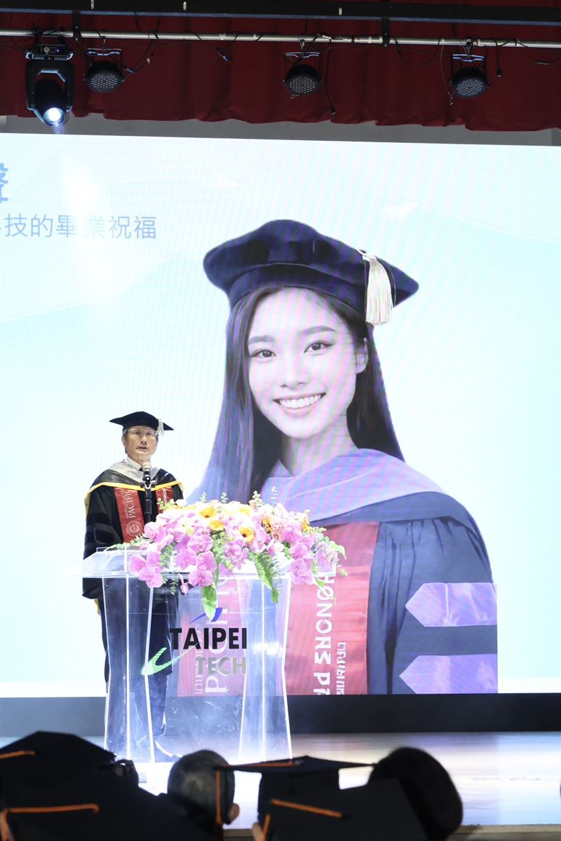 包小柏已故女兒包容以AI方式亮相參與爸爸的博士畢業典禮。（圖／記者田俊彥攝影）