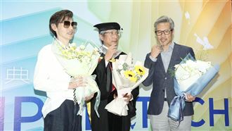 包家三兄弟罕同框！包小柏博士畢業謝愛妻