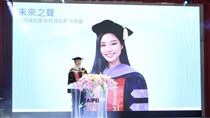 已逝愛女突現身畢典　包小柏哽咽淚崩