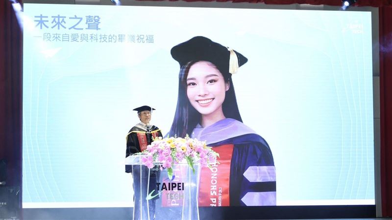 已逝愛女突現身畢典 包小柏哽咽淚崩