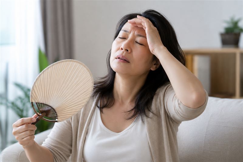 更年期女性易出現體重上升,研究指出,飲食型態影響顯著。「低胰島素負荷飲食」與「地球健康飲食」有助控制體重與降低肥胖風險。(圖/AI製圖)