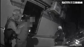北市吳男毒駕遭遇警方攔路檢點，棄機車逃逸也跑不過警員。（圖／翻攝畫面）