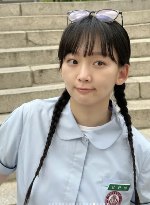 秦基周扮起學生模樣也完全零違和。(圖/翻攝自IG)