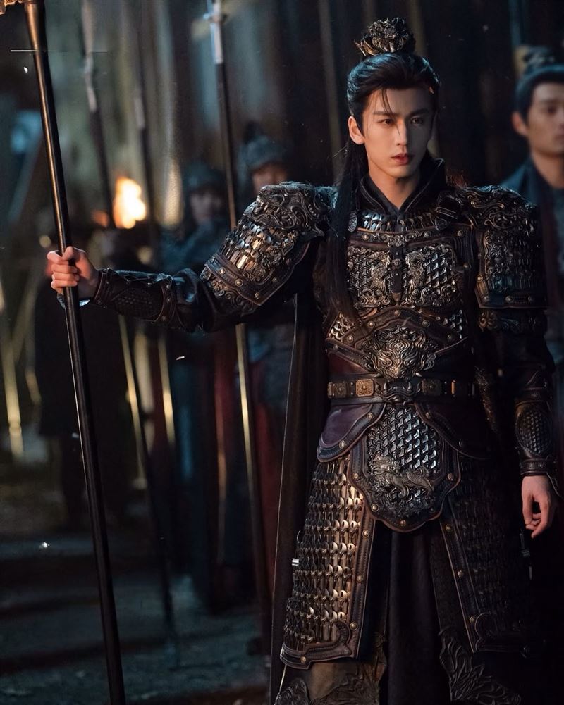 中國男星張凌赫憑藉古裝劇《逐玉》爆紅，劇中「武安侯」一角更讓他人氣攀升。（圖／翻攝自微博）