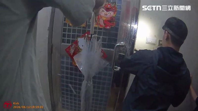 依託咪酯分裝場藏身新店吉祥街民宅，警方執行破門攻堅。（圖／翻攝畫面）