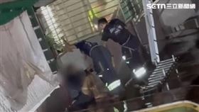 警方執行破門攻堅依託咪酯分裝場，陳姓毒販跳窗困在遮雨棚。（圖／翻攝畫面）