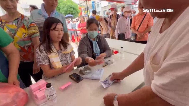 拚手速搶800隻半價土雞 婦霸氣喊要買5隻