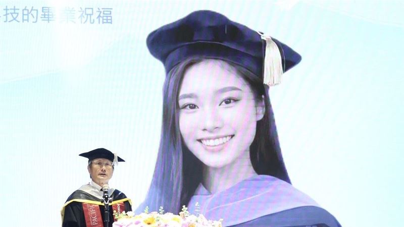 包小柏AI愛女現身畢典　罹這罕病22歲早逝