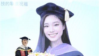 包小柏已故女兒包容以AI方式亮相參與爸爸的博士畢業典禮。（圖／記者田俊彥攝影）