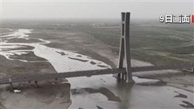 在新疆塔克拉瑪干沙漠邊緣，中國最長內陸河——塔里木河6月9日出現了今年首場洪水。（圖／翻攝畫面）