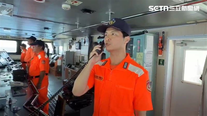巡護九號立即以中、英文向中國海警船「2502」嚴正廣播回應,要求中國海警船離開我國專屬經濟海域。(圖/海巡署提供)