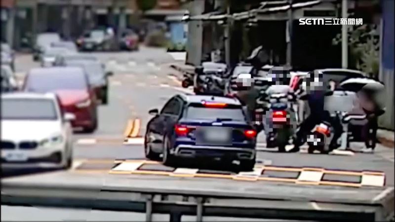 三台事故機車全都倒在地上,零件也噴飛