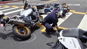 沒看到？騎士連撞警車、重機　名車「大鳥」毀了