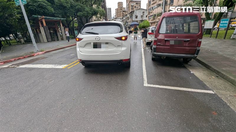 高山峰將愛車停在停車格內開直播時,遭嚴婦開車從左後方追撞。(圖/翻攝畫面)