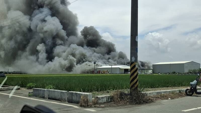 彰化大城廢棄菇寮驚傳火警，鐵皮高溫坍塌，消防出動機器人灌救。（圖／翻攝畫面）