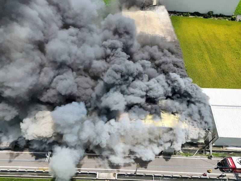 彰化大城300坪菇寮突發惡火，黑煙蔽日，消防出動無人機灌救。（圖／翻攝畫面）