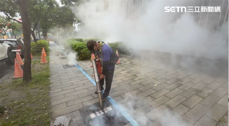 防疫人員針對醫院周邊進行化學防治與噴藥。（圖／高雄市衛生局）