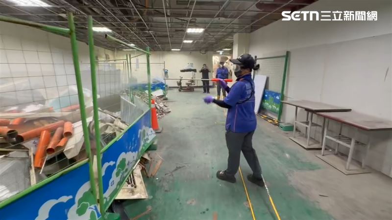 防疫人員針對醫院周邊進行化學防治與噴藥。（圖／高雄市衛生局）