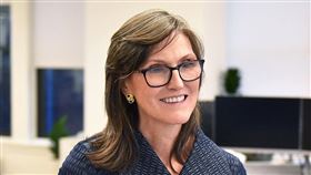 「女股神」伍德（Cathie Wood）看好SpaceX！不僅早在該公司創業初期就予以投資，因此成為其史詩級IPO的最大贏家，上市當天更重倉加碼約140億台幣，買進超過300萬股。（圖／翻攝自Wikipedia網站） 