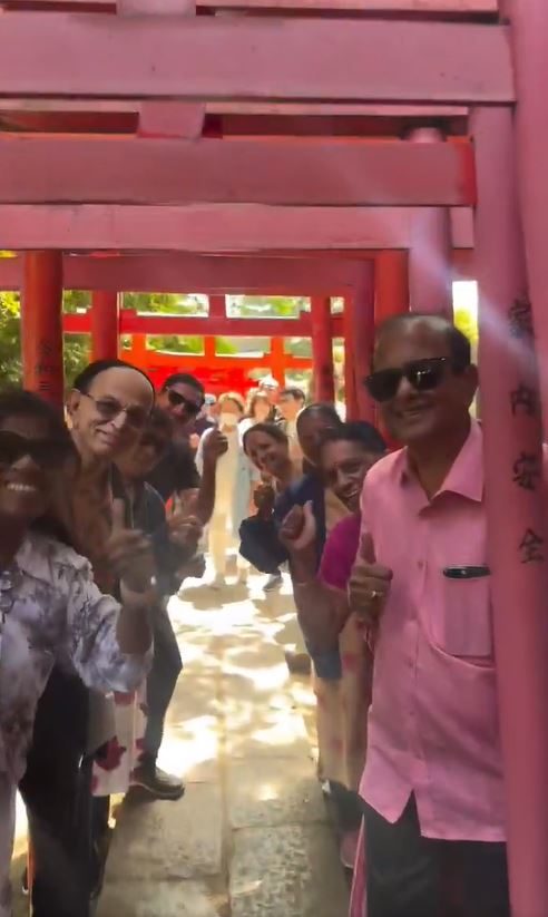 近期印度遊客佔據整條鳥居隧道拍照的畫面在網路上瘋傳。（圖／翻攝自X）