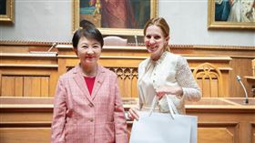 盧秀燕致贈台中市花胸針及手工染製絲巾予國會議員兼巴登市長辛策麗，並熱情邀請未來蒞臨台中參訪。（圖／取自台中市府官網）