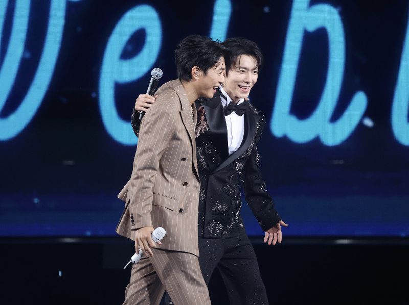 韋禮安(左)與韓團SUPER JUNIOR成員東海(右)夢幻合體,一同合唱「最好的朋友」。(圖/中央社)