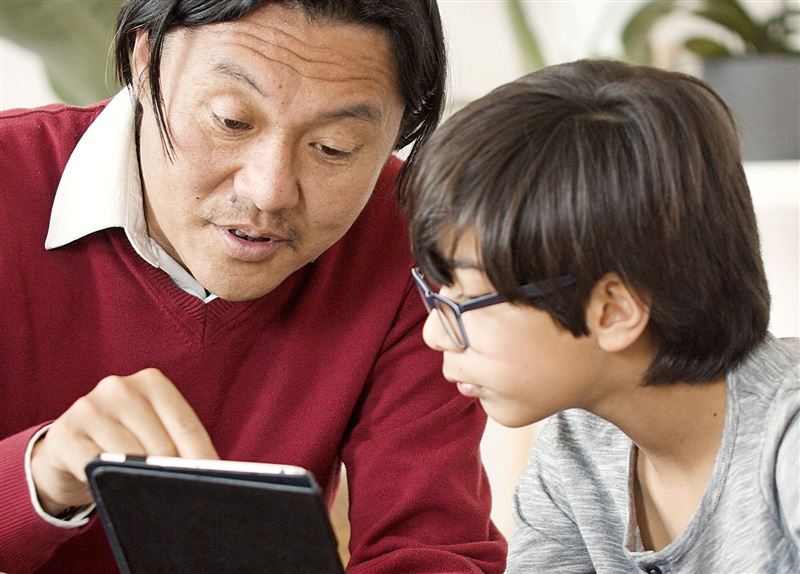 彰化1男子藉口教孩子使用LINE，翻拍妻子聊天紀錄。（示意圖，Pexels）
