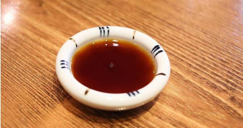詐騙分子在洗腸液中刻意摻入醬油，使受害長者在灌腸後排出黑褐色液體，誤以為是體內毒素被成功排出。(示意圖／與本案無關／pixabay）