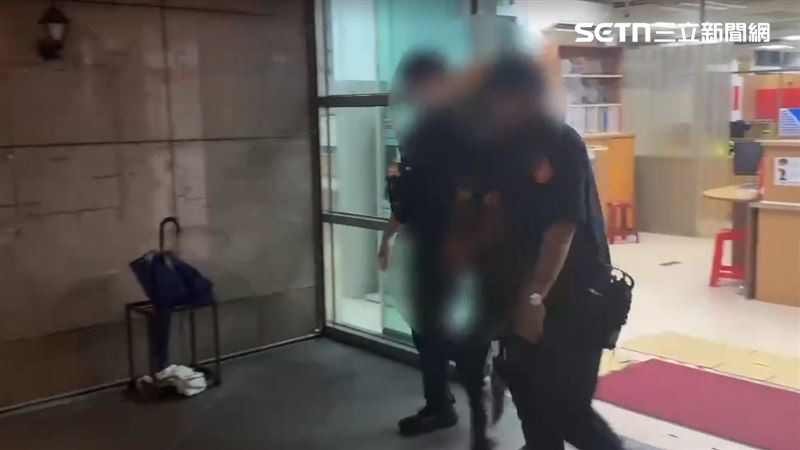 洪姓男子被警方依法逮捕。(圖/翻攝畫面)