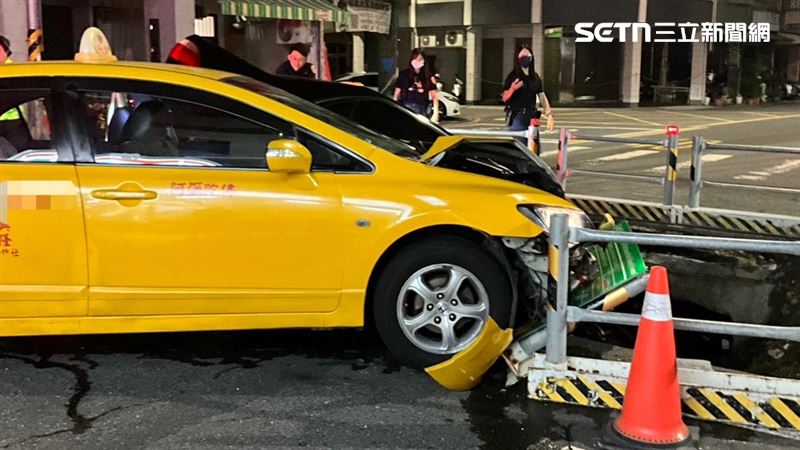 車禍當下69歲沈姓司機開計程車載著40歲陳姓乘客。(圖/翻攝畫面)