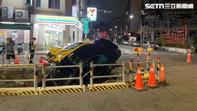 高雄,高雄市,前鎮區,乘客,事故,男子,計程車,坑洞,司機,黑色,轎車,車禍。（圖／翻攝畫面）