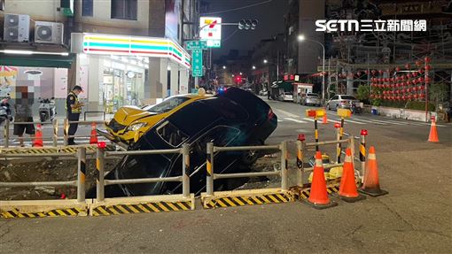 19歲男撞小黃插入坑…跟女乘客一起送醫