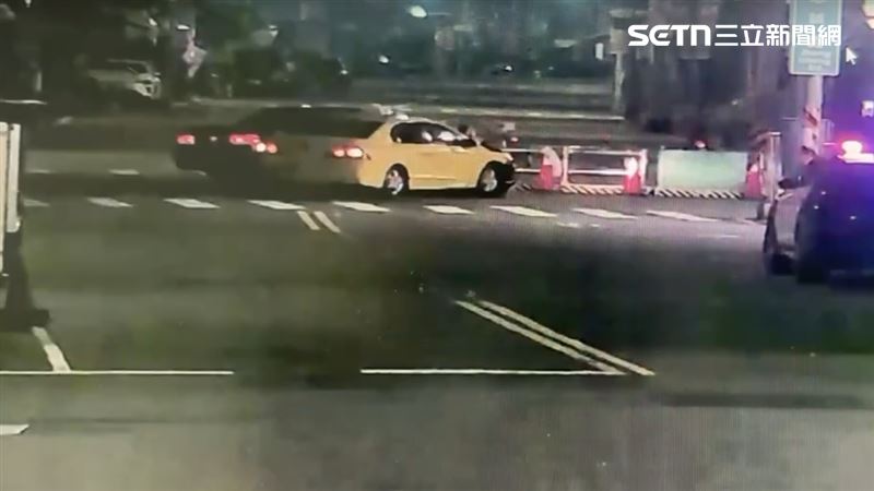 計程車跟另一輛黑色轎車,今天(14日)凌晨在高雄市前鎮區忠誠路、瑞春街口發生碰撞。(圖/翻攝畫面)