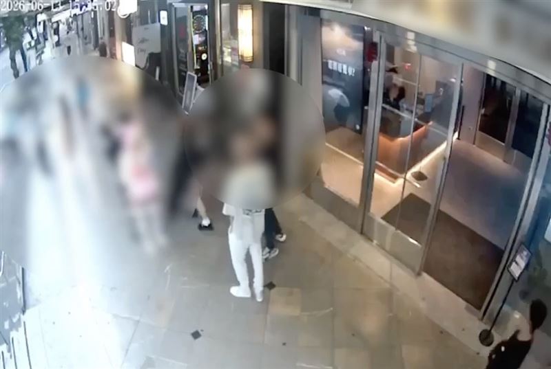 涉案的趙姓及鍾姓犯嫌因動漫經紀合約糾紛，在現場持槍強行推擠曾姓被害人等4人上車擄走。（圖／翻攝畫面）