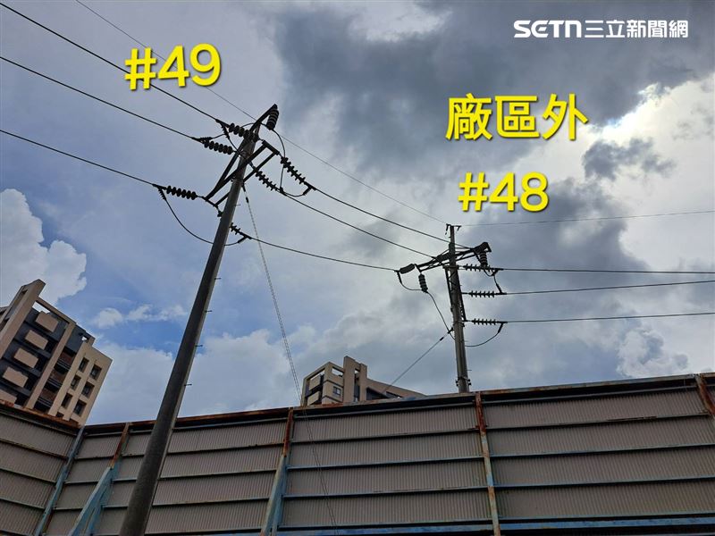 #48至#49號電塔間的S、T相導線及礙子,均留有多處閃絡痕跡。(圖/翻攝畫面)
