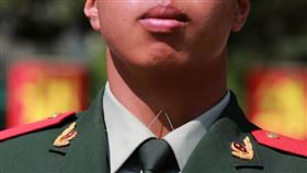 中共解放軍軍服「領口別2根針」。（圖／翻攝自微博）