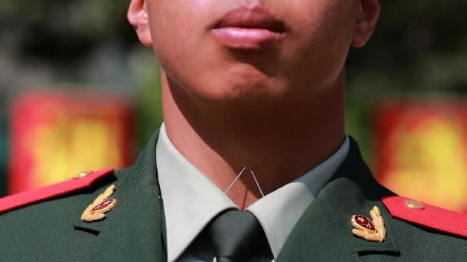 中共解放軍「領口插2針」 網看傻:病態