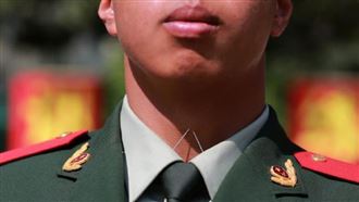 中共解放軍「領口插2針」　網看傻：病態