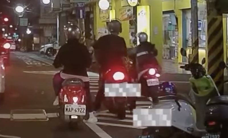 女子犯案後逃逸離開現場,但仍遭警方逮捕歸案。(圖/翻攝自Threads @aqr.02_16)